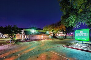 A building with a green sign indicating 'HOMETOWNE STUDIOS Red Roof' and a direction to the 'Lobby'. - HomeTowne Studios By Red Roof Dallas - North Addison/ Tollway (Dallas)