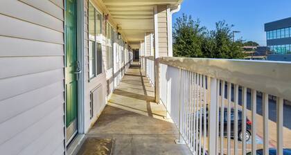 HomeTowne Studios By Red Roof Dallas - North Addison/ Tollway