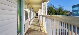 HomeTowne Studios By Red Roof Dallas - North Addison/ Tollway