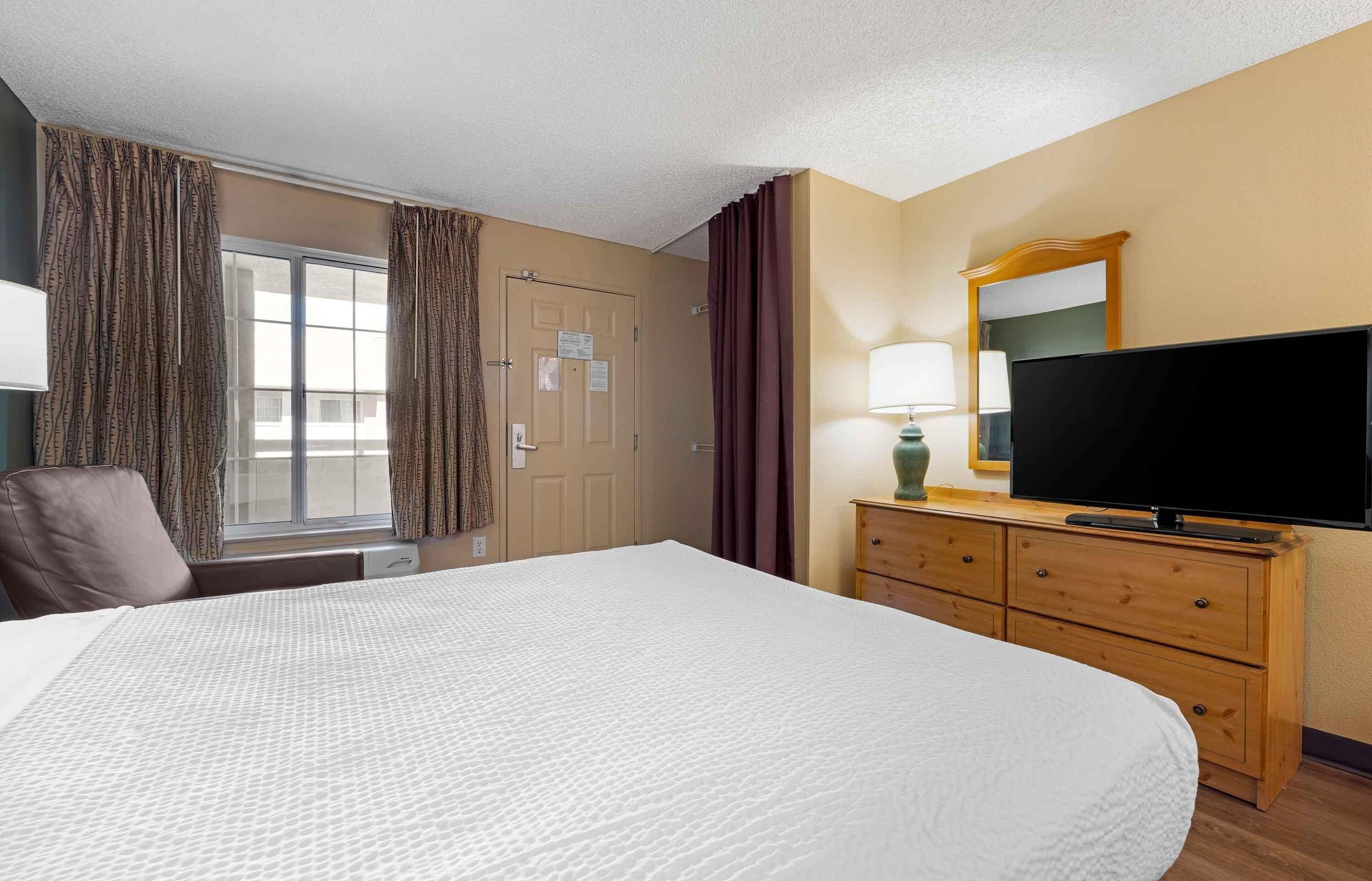 Studio, 1 Queen Bed, Non Smoking | Desk, iron/ironing board, free WiFi, bed sheets