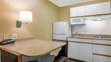Studio, 1 Queen Bed, Non Smoking | Private kitchen | Coffee/tea maker, fridge, microwave, stovetop
