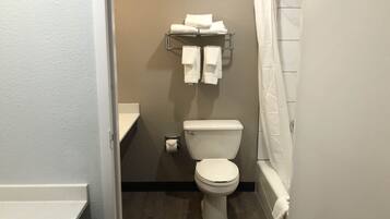 Combined shower/tub, free toiletries, hair dryer, towels