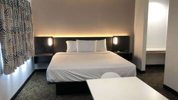 Escritorio, tabla de planchar con plancha, wifi gratis y ropa de cama