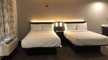 Escritorio, tabla de planchar con plancha, wifi gratis y ropa de cama