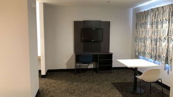 Escritorio, tabla de planchar con plancha, wifi gratis y ropa de cama
