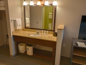 Chambre, 1 très grand lit, non-fumeur | Salle de bain | Ensemble baignoire-douche, séchoir à cheveux, serviettes fournies