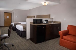 Desk, laptop workspace, blackout curtains, iron/ironing board - Country Inn & Suites by Radisson, Portland International Airport, OR (Portland)