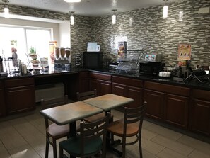 Breakfast area - Microtel Inn by Wyndham Murfreesboro (Murfreesboro)
