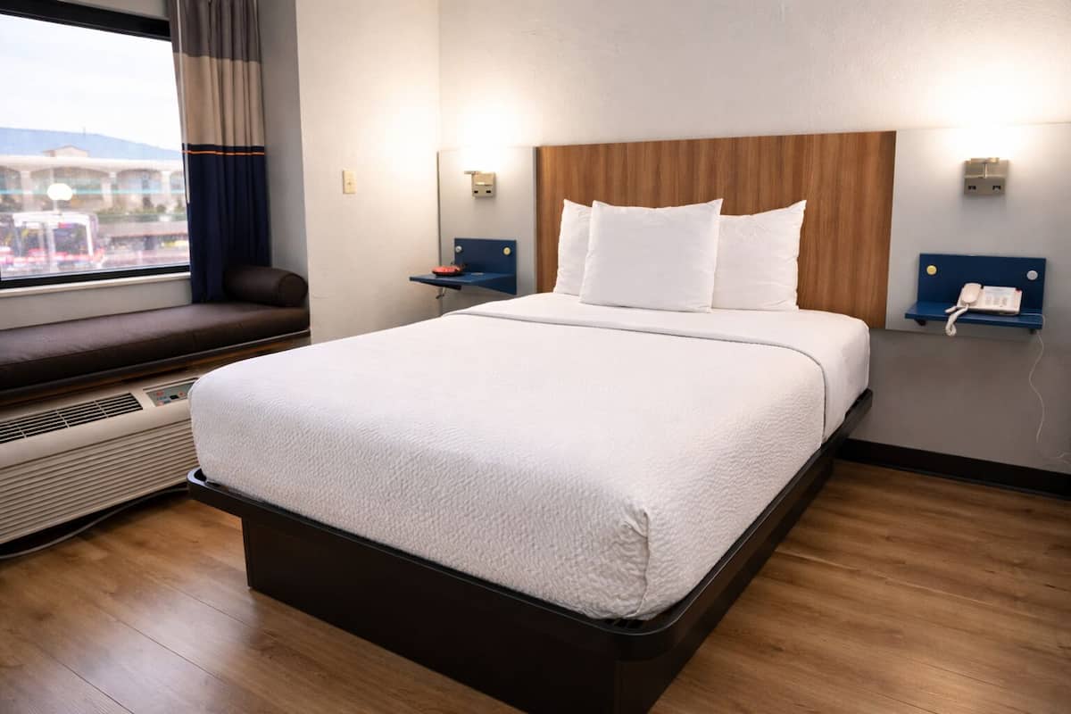 Habitación estándar, 1 cama Queen size | Ropa de cama de alta calidad, escritorio, cunas gratuitas y camas extra