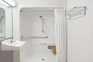 Combined shower/tub, free toiletries, hair dryer, towels - Microtel Inn by Wyndham Murfreesboro (Murfreesboro)