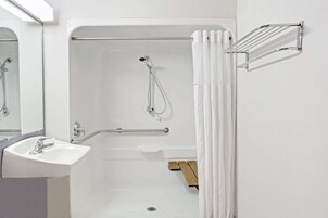 Bañera con ducha, artículos de tocador gratuitos, secador de pelo