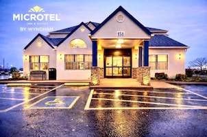 Fachada de la propiedad por la tarde o noche