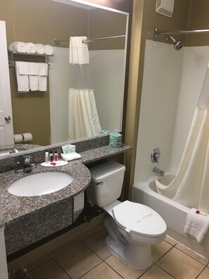 Free toiletries, hair dryer, towels - Microtel Inn & Suites by Wyndham Columbia/Fort Jackson N (Columbia)