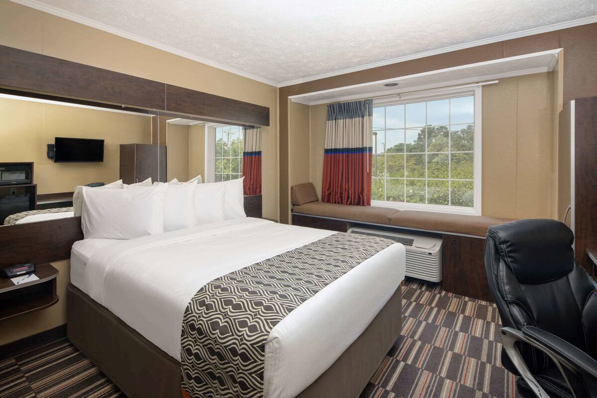 Standard Room, 1 Queen Bed | In-room safe, desk, iron/ironing board, cribs (free)