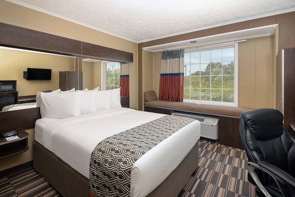 Standard Room, 1 Queen Bed | In-room safe, desk, iron/ironing board, cribs (free)