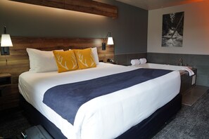 Signature Suite, 1 King Bed | Desk, blackout drapes, iron/ironing board, free cribs/infant beds