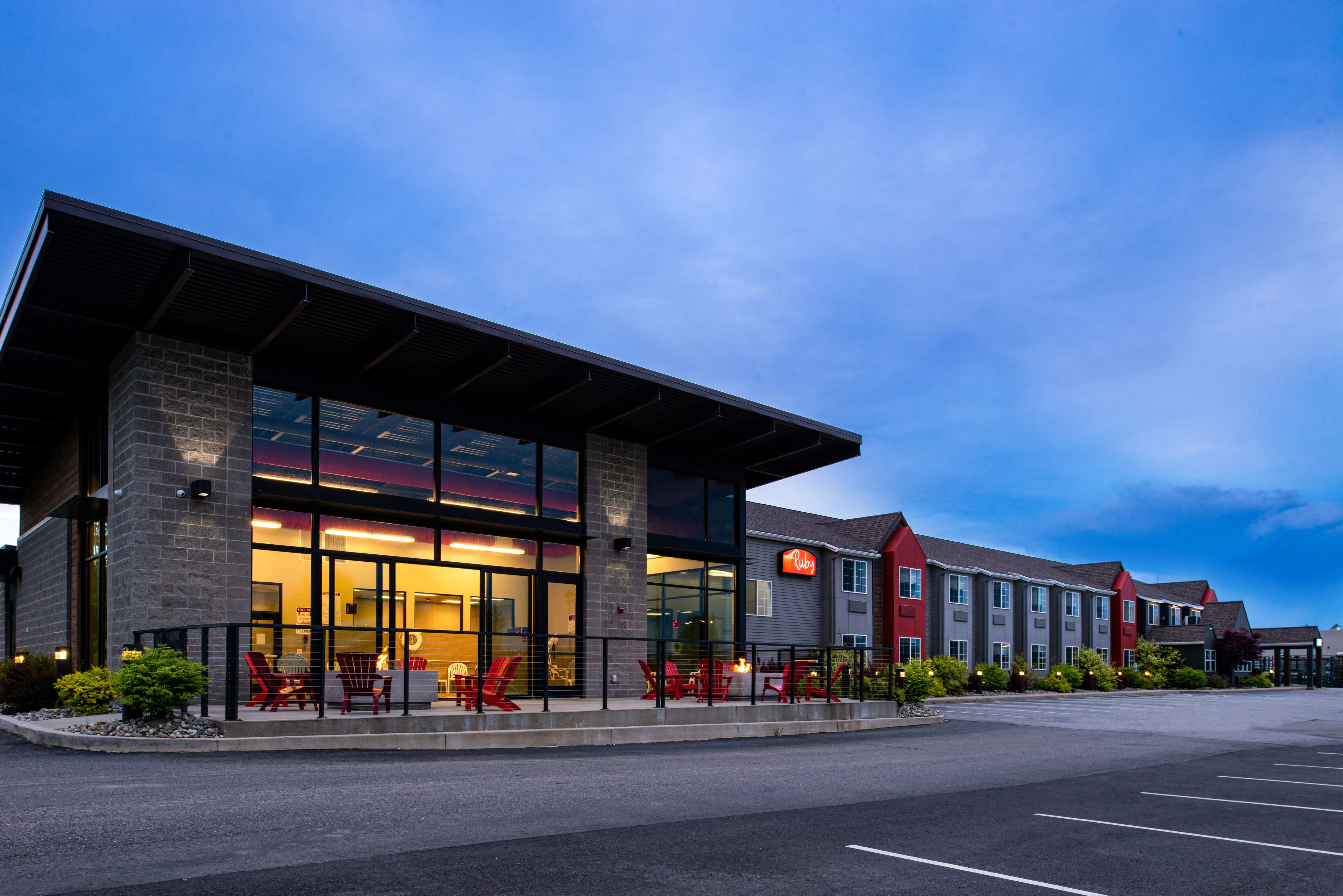 Voorkant accommodatie - avond/nacht