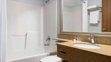 Combined shower/tub, hair dryer, towels