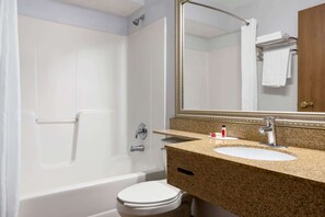 Ensemble douche/baignoire, sèche-cheveux, serviettes fournies