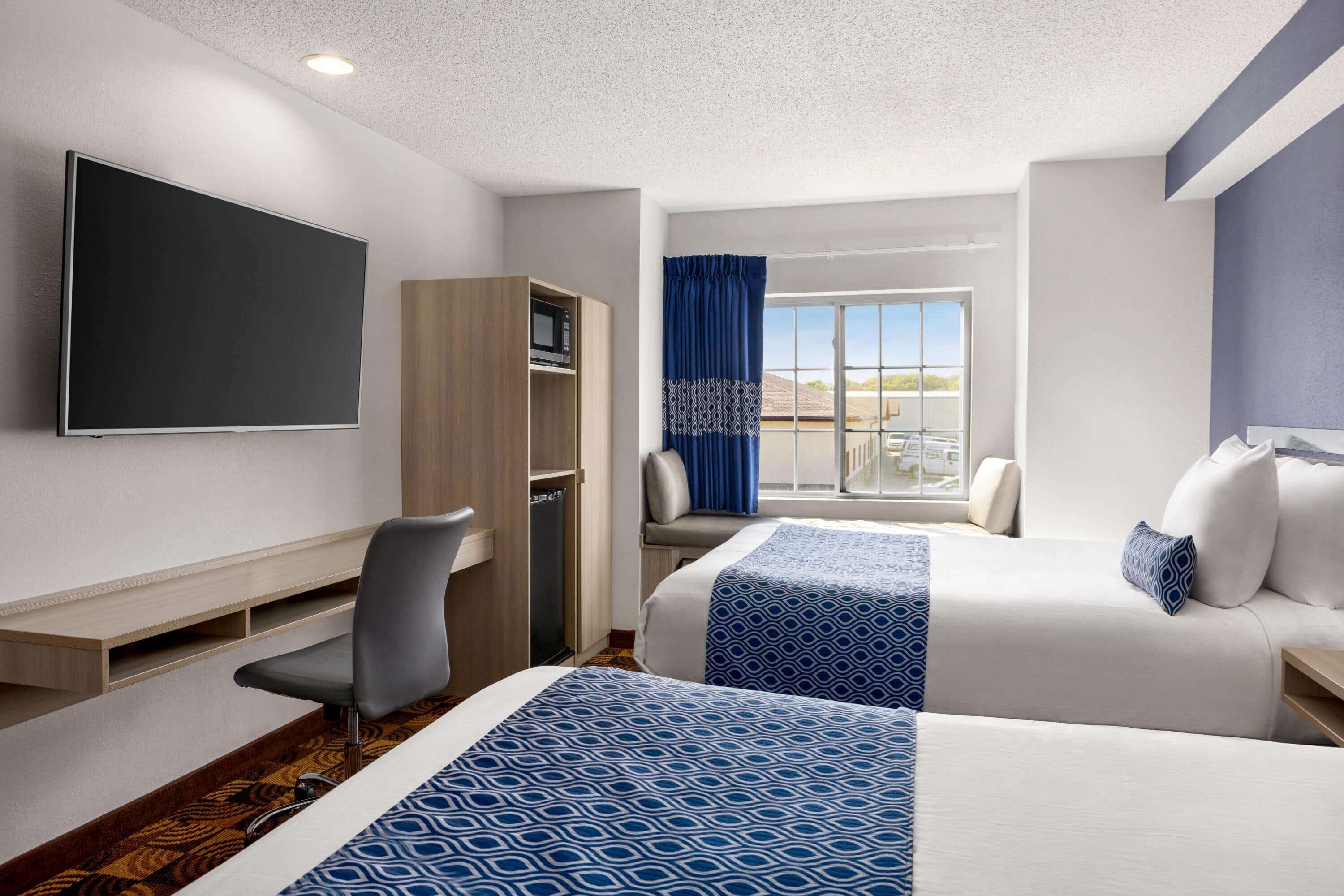 Tallelokero huoneessa, työpöytä, pimennysverhot, silitysrauta/-lauta