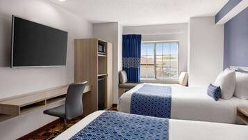 Tallelokero huoneessa, työpöytä, pimennysverhot, silitysrauta/-lauta