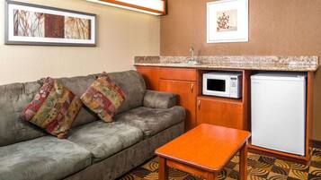 Zimmersafe, Schreibtisch, Verdunkelungsvorhänge, Bügeleisen/Bügelbrett