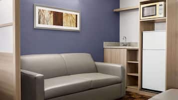 Cofres nos quartos, escrivaninha, cortinas blackout