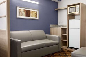 客房内保险箱、办公桌、遮光窗帘、熨斗/熨板