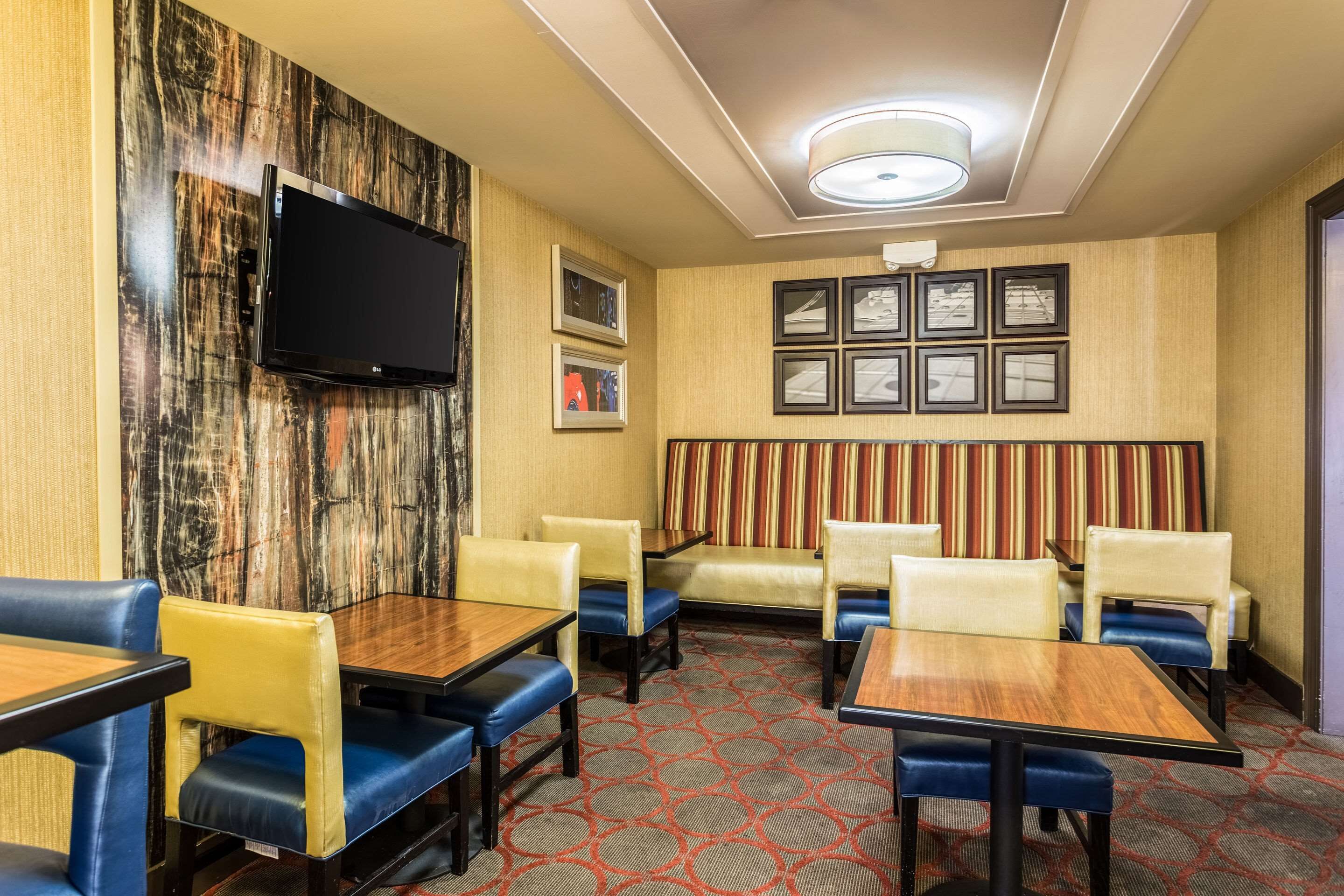 free daily full breakfast