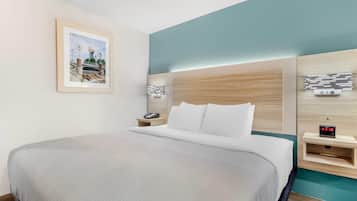 Standaard eenpersoonskamer, 1 kingsize bed, niet-roken | Een bureau, verduisterende gordijnen, een strijkplank/strijkijzer