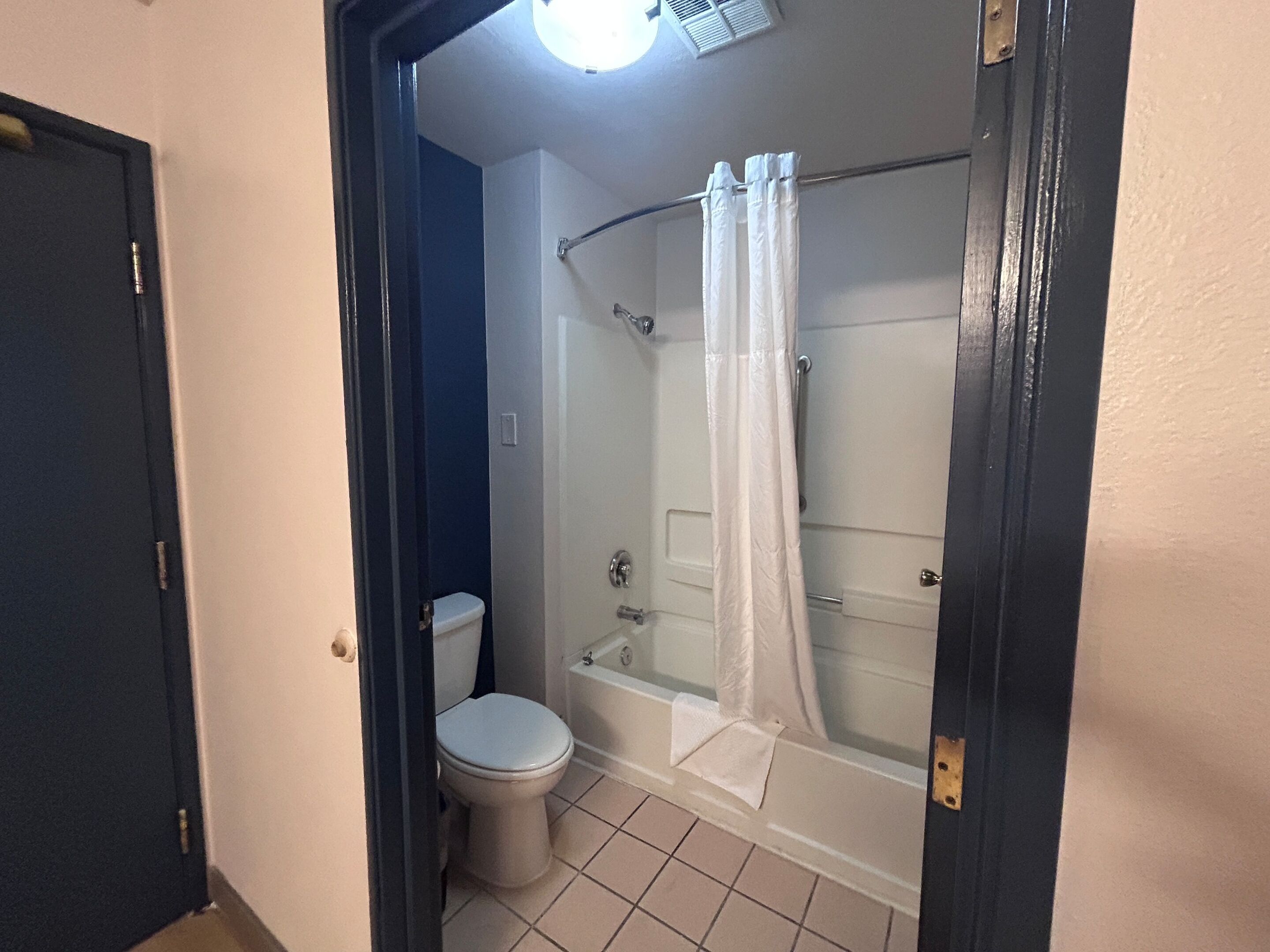 Quarto, 1 cama King, para não fumantes | Banheiro | Chuveiro/banheira combinados, produtos de toalete grátis