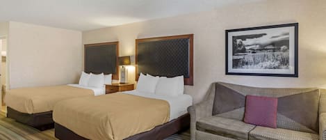 Habitación estándar, 2 camas Queen size, para no fumadores | Escritorio, espacio para trabajar con laptop y cortinas blackout