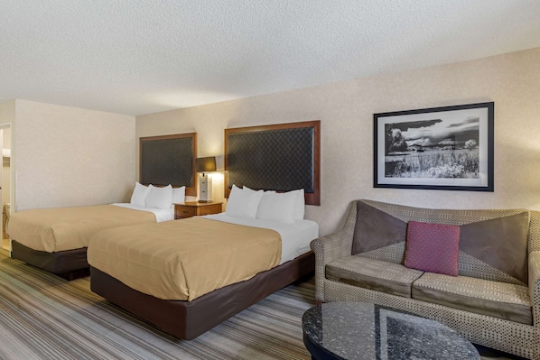 Escritorio, espacio para trabajar con laptop y cortinas blackout