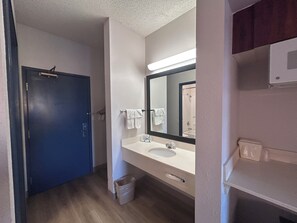 Standard Room, 1 King Bed, Non Smoking | Bathroom