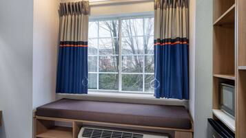 Escritorio, espacio para trabajar con un portátil, cortinas opacas