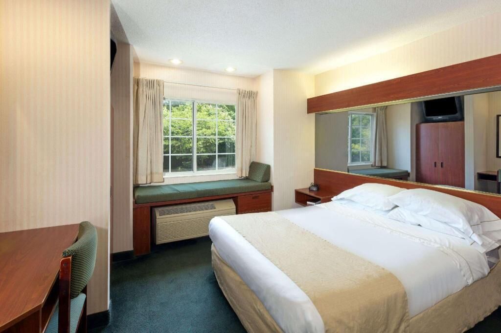 Meja, ruang kerja komputer riba, langsir/tirai gelap terus 