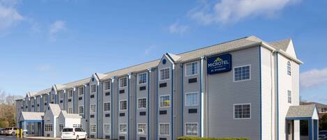 Un hôtel MicroInn de la chaîne Wyndham, composé d’une série de chambres, d’un parking et d’un petit espace jardin.