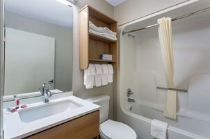 Combined shower/tub, free toiletries, hair dryer, towels