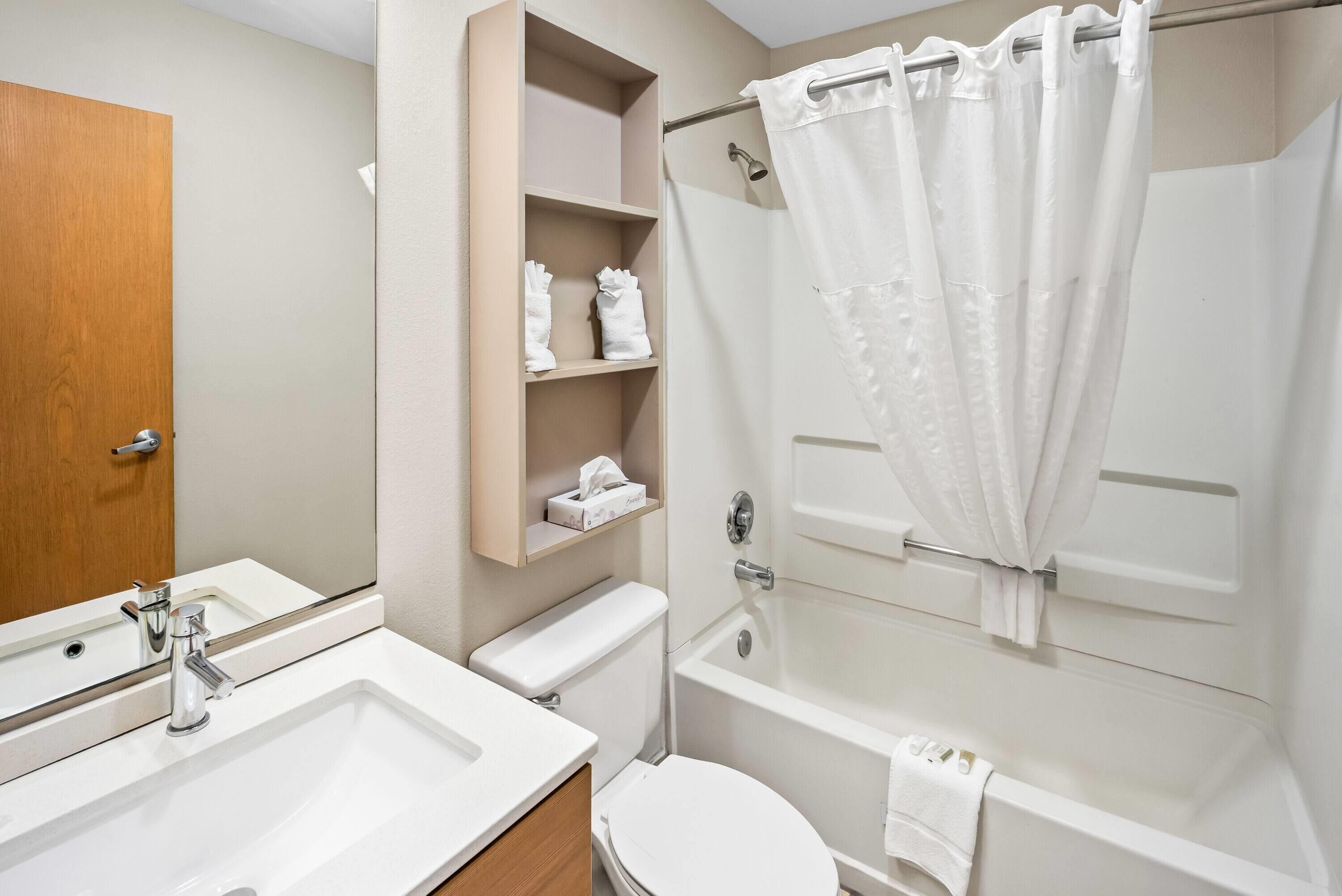 Un baño con lavabo, inodoro y bañera.