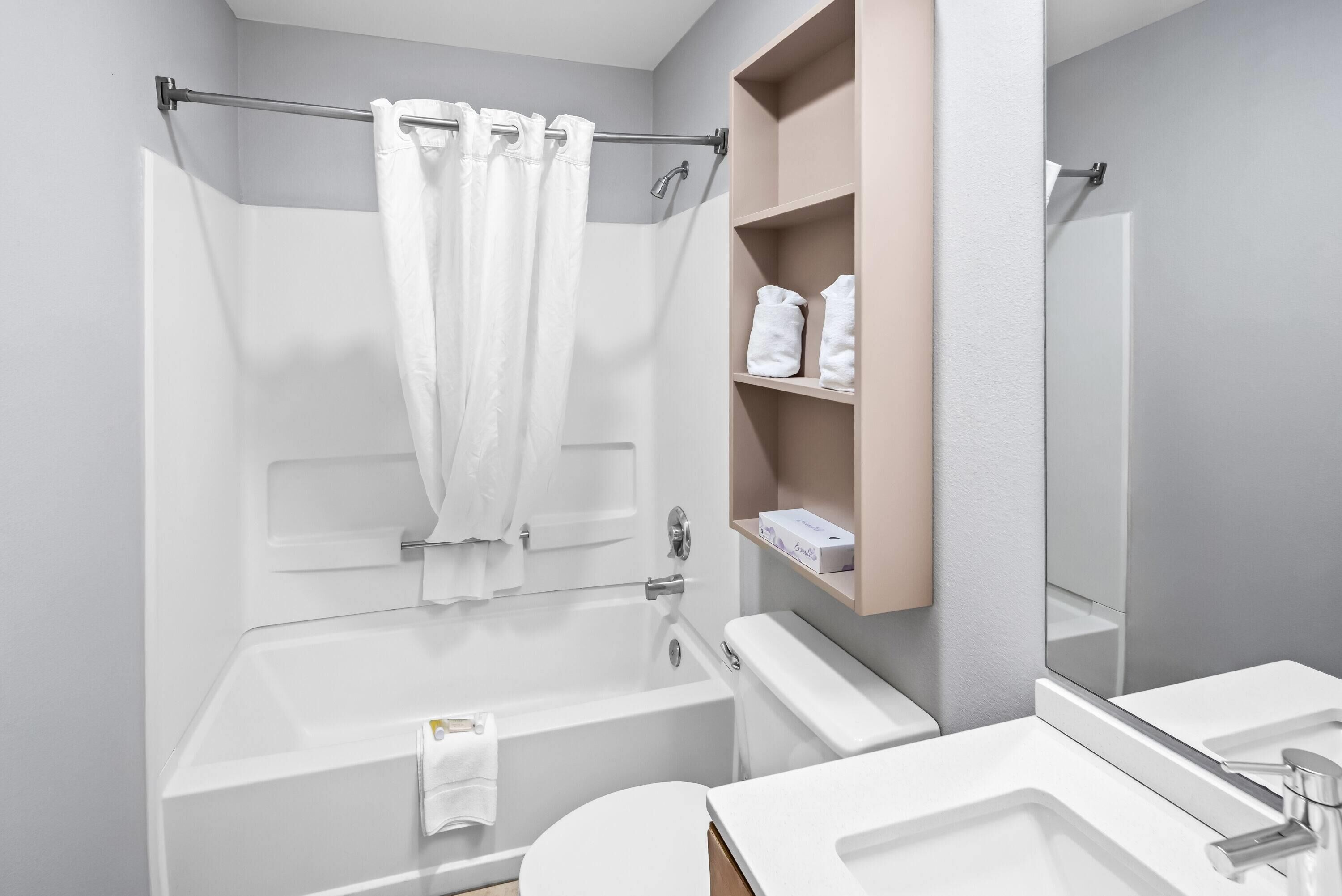 Room, 1 Queen Bed, Non Smoking | Bathroom