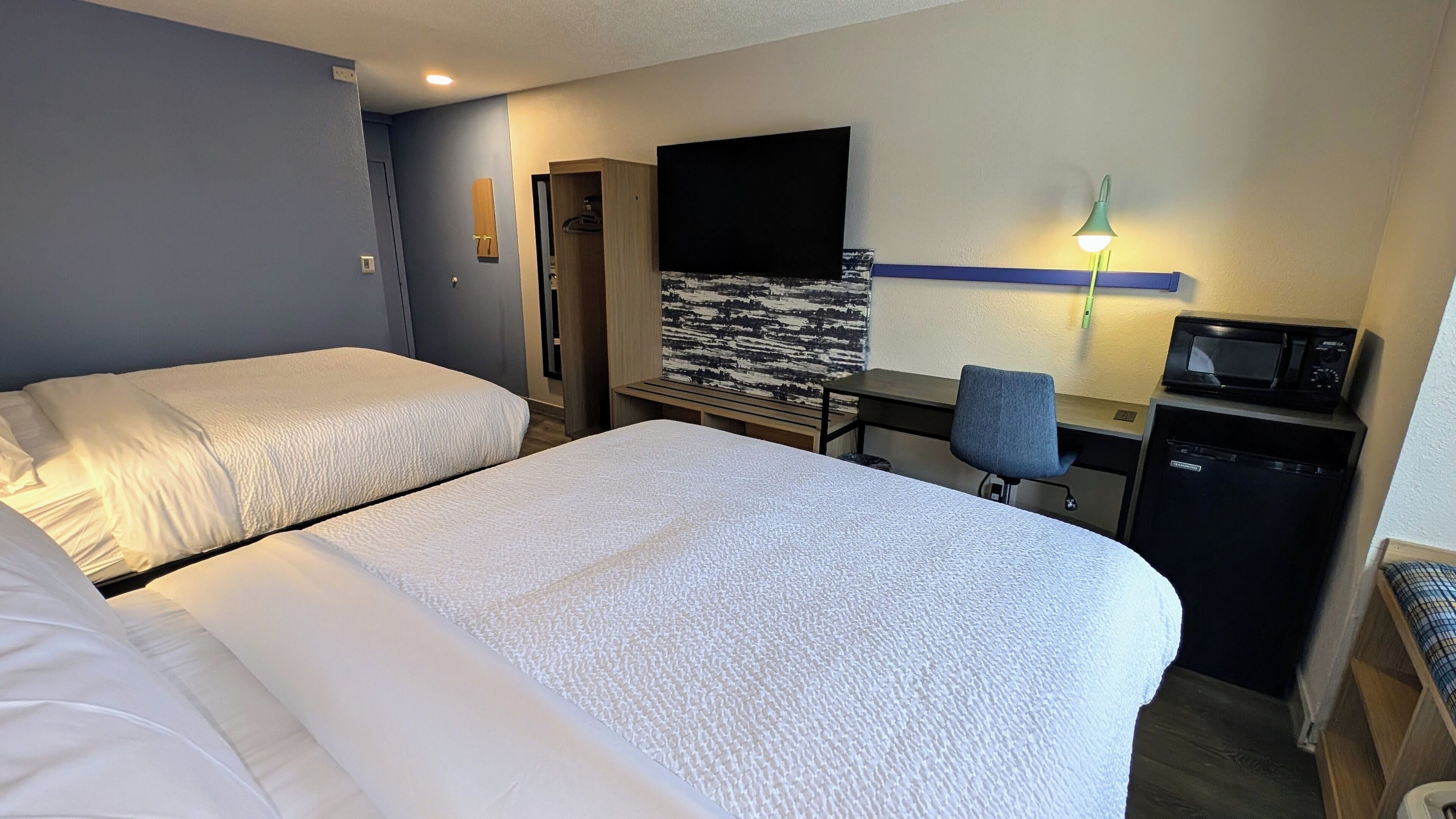 32-inch LED TV with cable channels, TV, Netflix