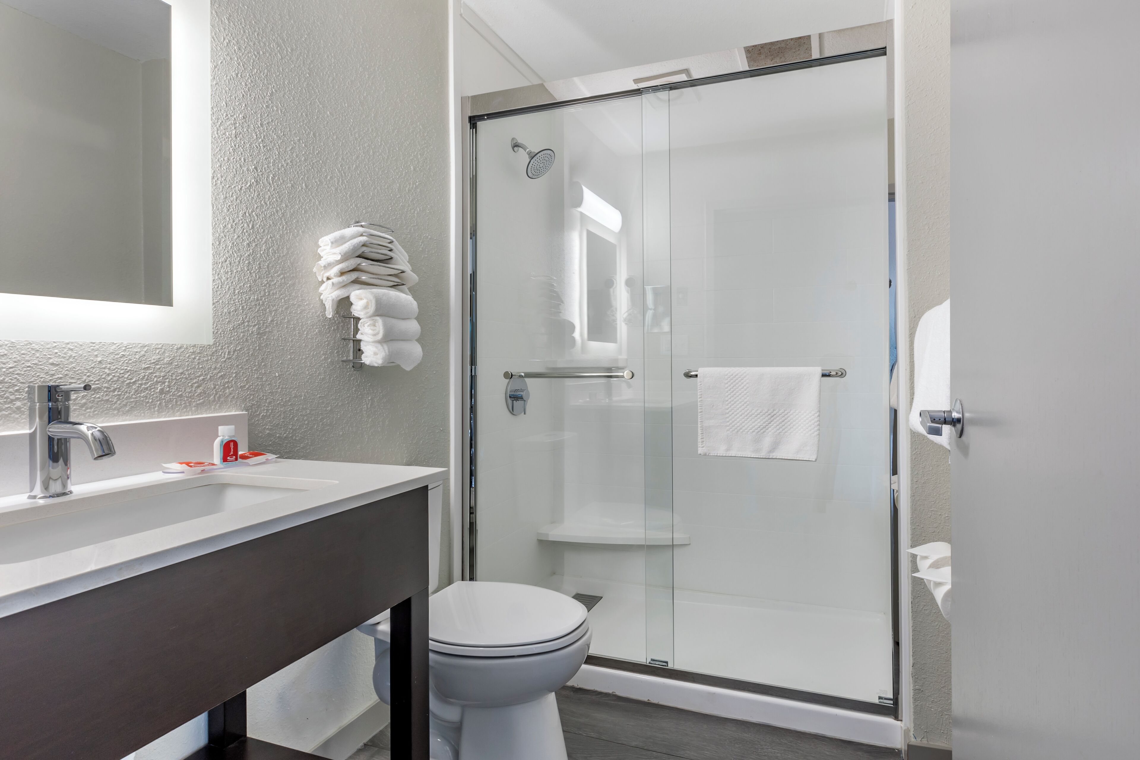 Combined shower/tub, free toiletries, hair dryer, towels