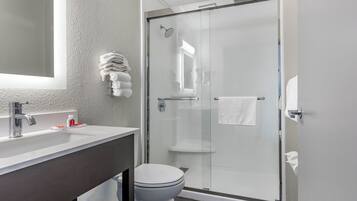 Combined shower/tub, free toiletries, hair dryer, towels