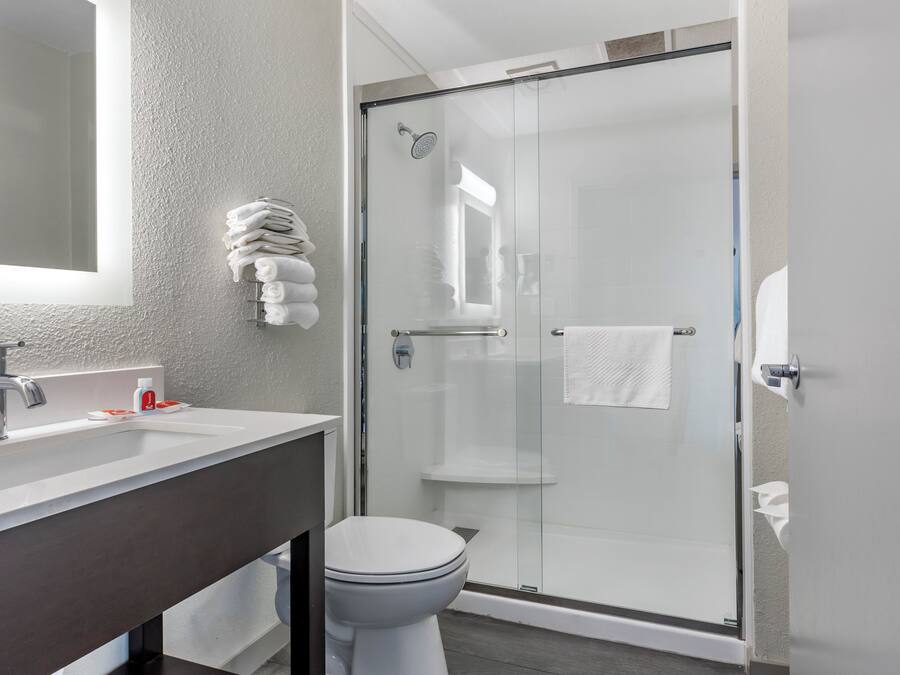 Combined shower/tub, free toiletries, hair dryer, towels