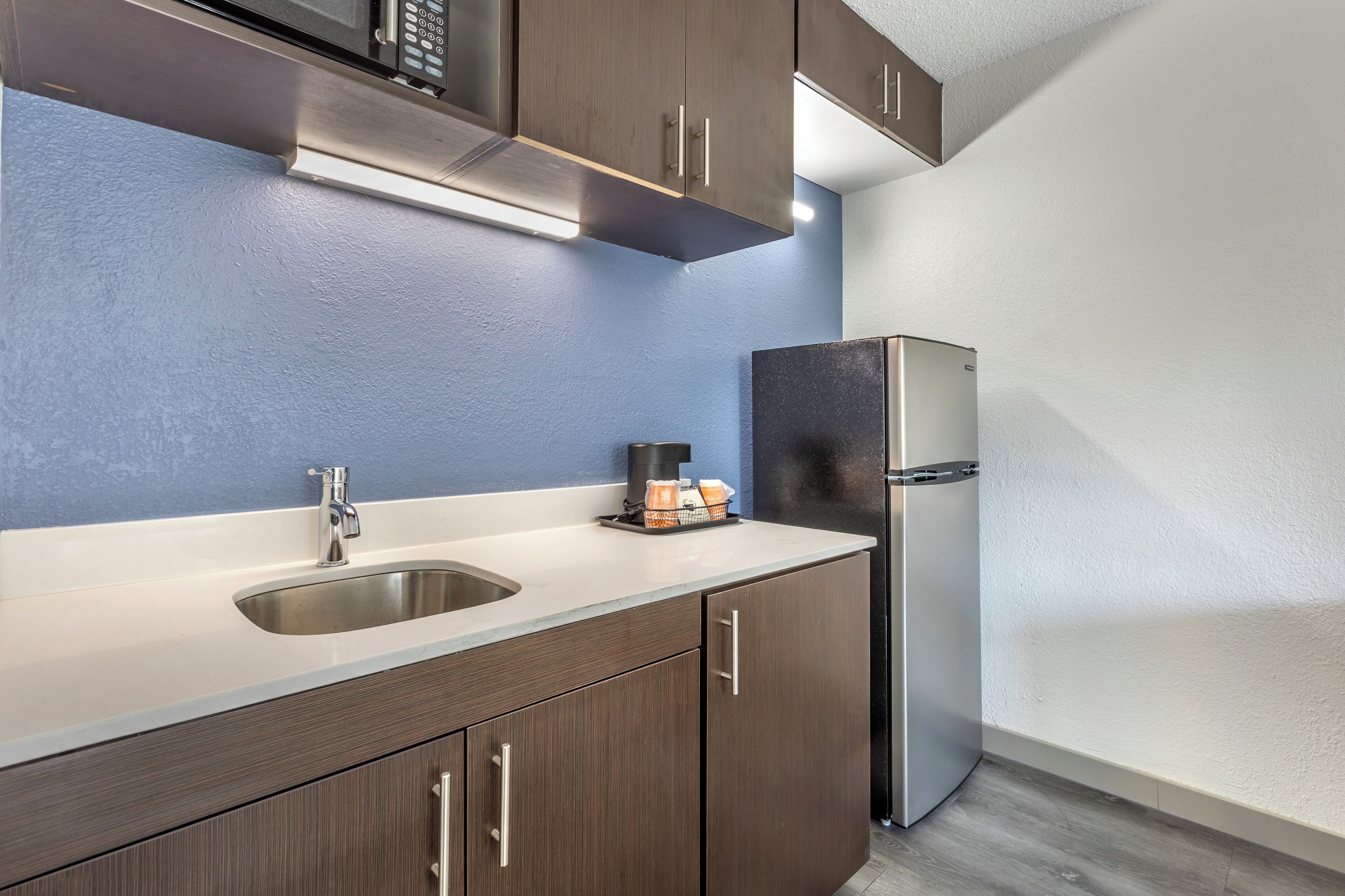 Suite, 1 King Bed, Non Smoking | Desk, blackout drapes, iron/ironing board, free WiFi