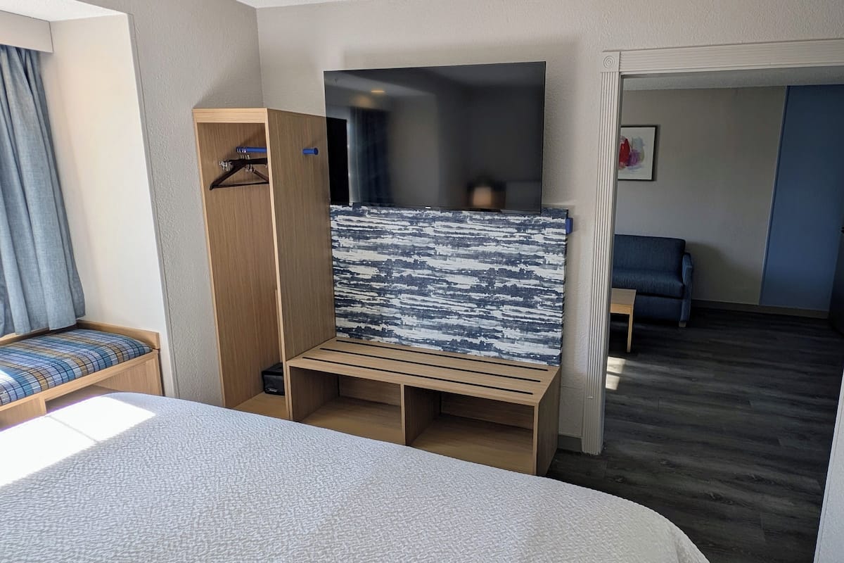 Suite, 1 cama King size | Escritorio, cortinas blackout y tabla de planchar con plancha