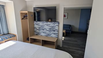 Sviitti, 1 suuri parisänky | Työpöytä, pimennysverhot, silitysrauta/-lauta, ilmainen Wi-Fi