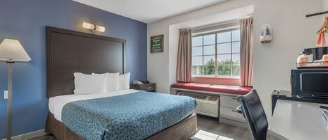 Habitación estándar, 1 cama Queen size | Escritorio, cortinas blackout y tabla de planchar con plancha