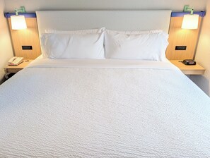 Escritorio, espacio para trabajar con laptop y cortinas blackout 