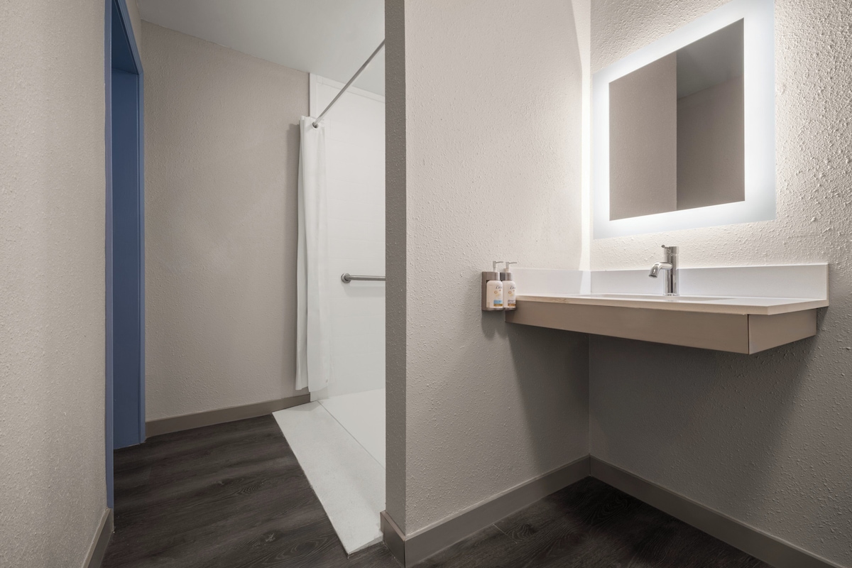 Standardzimmer, 1 King-Bett, rollstuhlgeeignete Dusche (Mobility Accessible)
